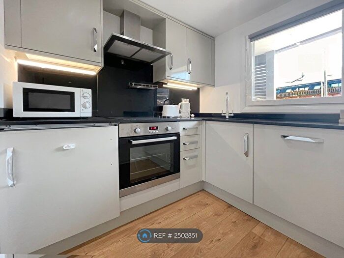 2 Bedroom Flat To Rent In North Crescent Apartments, Leeds, LS2