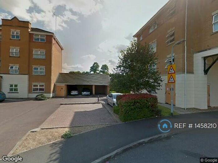 2 Bedroom Flat To Rent In Pickfords Gardens, Slough, SL1