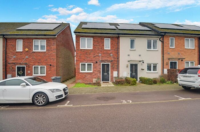 2 Bedroom End Of Terrace House For Sale In Hedges Way, Tophill, Luton, Bedfordshire, LU4
