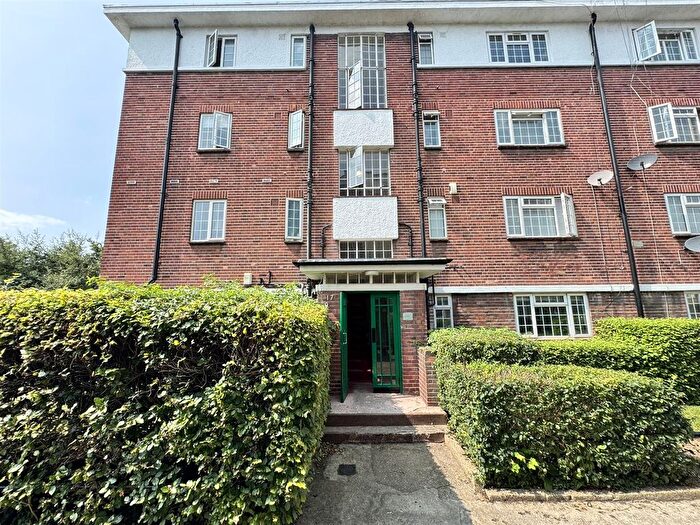 1 Bedroom Flat To Rent In Lyndhurst Court, South Woodford, E18