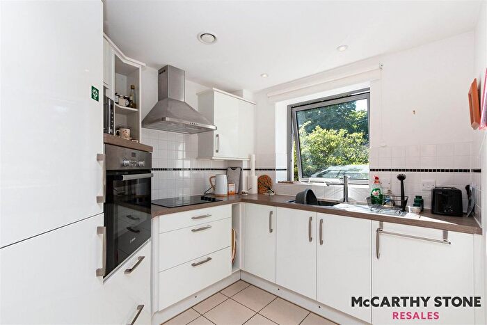2 Bedroom Flat For Sale In Kings Place, Fleet Road, Fleet, GU51