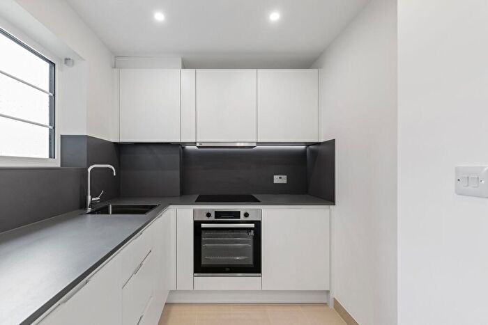 2 Bedroom Flat To Rent In Delta Court, Coles Green Road, NW2