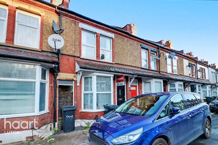 4 Bedroom Terraced House For Sale In St Saviours Crescent, Luton, LU1