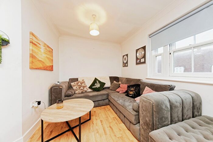 2 Bedroom Flat For Sale In Station Road West, Canterbury, Kent, CT2