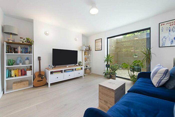 1 Bedroom Flat For Sale In Hanley Road, London, N4