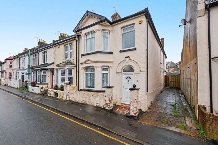 4 Bedroom End Terrace House For Sale In Livingstone Road, Gillingham, ME7