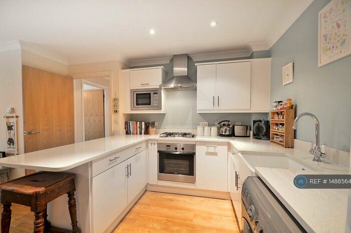 2 Bedroom Flat To Rent In Cranbourne Court, Walton-On-Thames, KT12