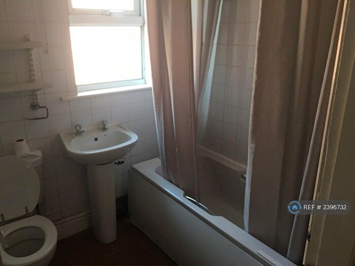 5 Bedroom Terraced House To Rent In Longford Place, Manchester, M14