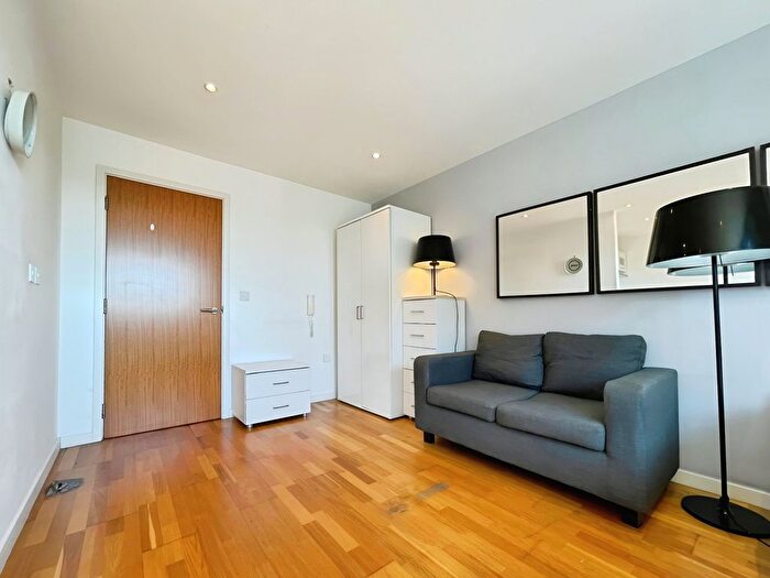 1 Bedroom Flat To Rent In Gateway South, Marsh Lane, Leeds, LS9