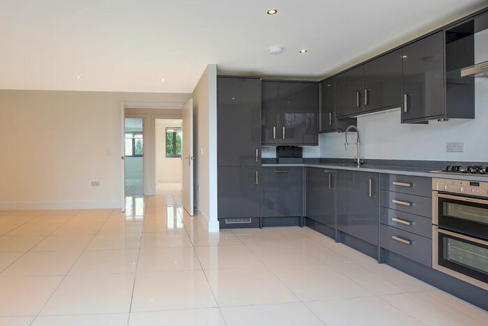 2 Bedroom Flat To Rent In Manor Way, London, SE3