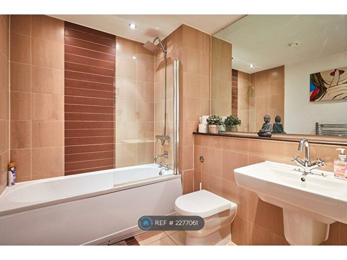 2 Bedroom Flat To Rent In Hornbeam Way, Manchester, M4
