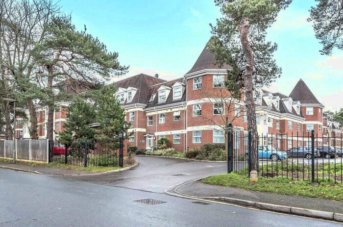 2 Bedroom Flat To Rent In Heathcote Road, Camberley, Surrey, GU15