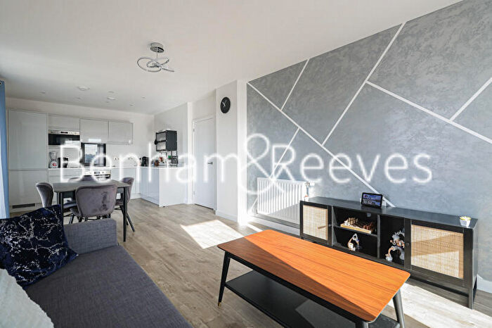2 Bedroom Apartment To Rent In Vousden Grove, Thamesmead, SE28