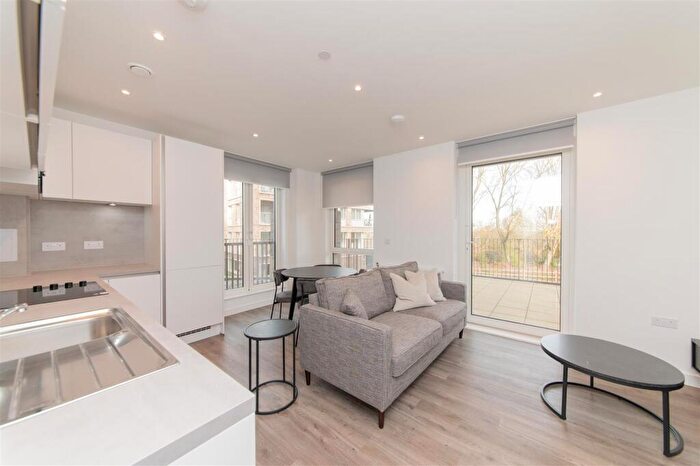 2 Bedroom Flat To Rent In Ridgeway Views, London, NW7