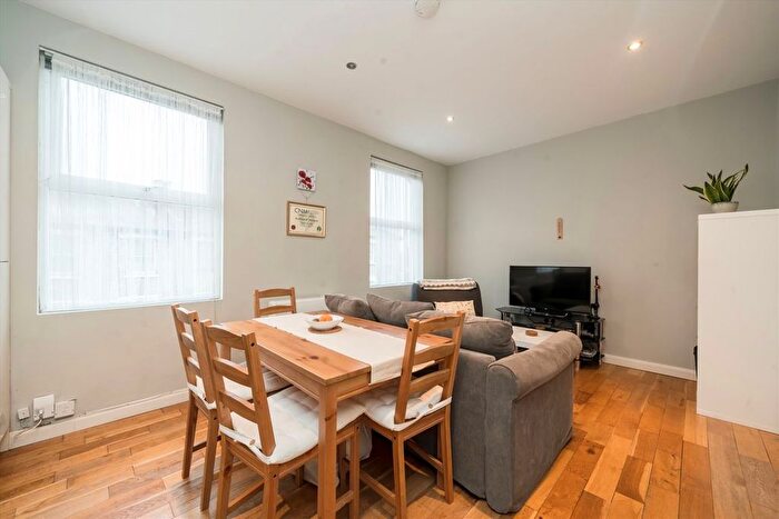1 Bedroom Flat For Sale In Askew Road, Shepherds Bush, W12