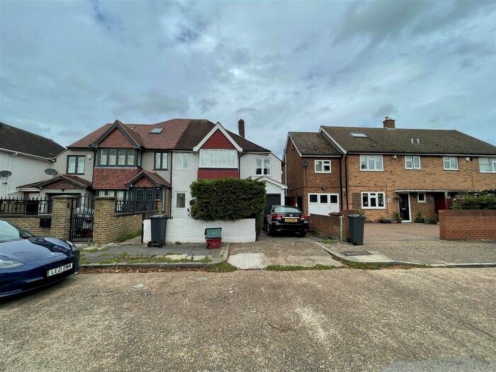 4 Bedroom Semi-Detached House To Rent In Great West Road, Osterley, Isleworth, TW7