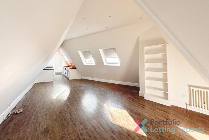 3 Bedroom Flat To Rent In First Months Rent Free! Professional Families - Completely Refurbished Bedroom Flat On Post Office Road!, BH1