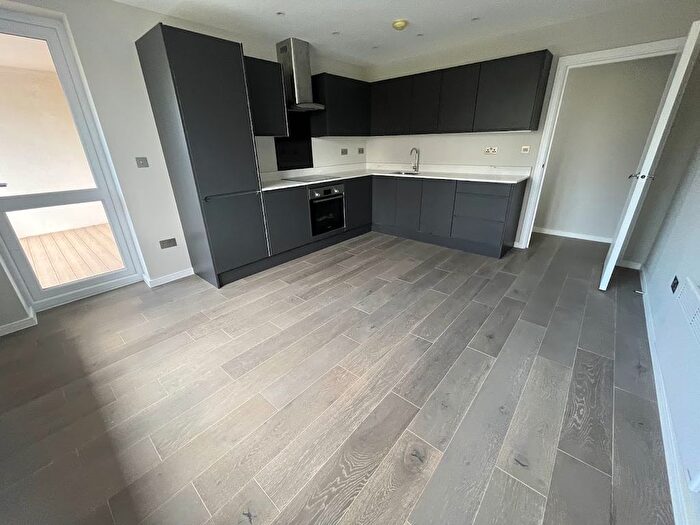 2 Bedroom Flat To Rent In Links Avenue, Morden, SM4