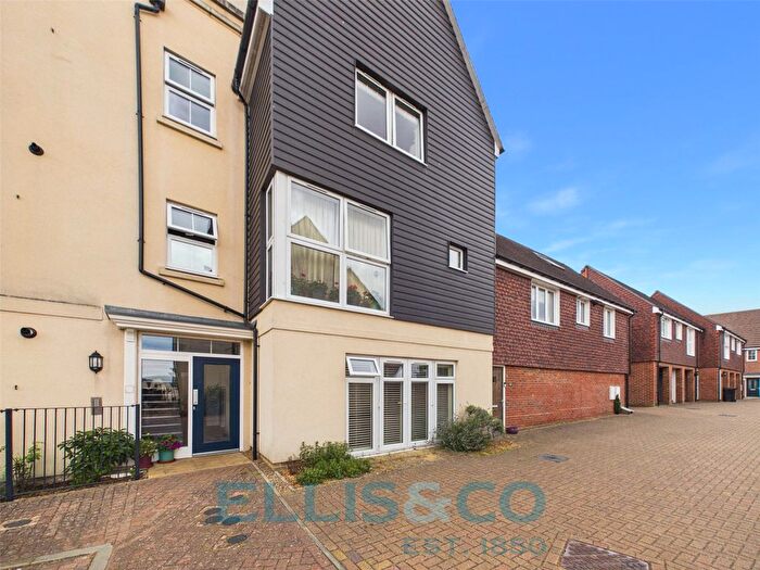 1 Bedroom Flat For Sale In Taylor Close, Tonbridge, Kent, TN9