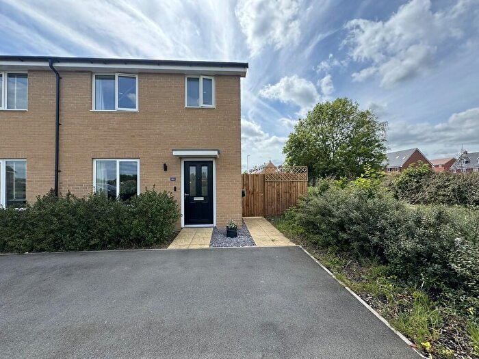 3 Bedroom Semi Detached House For Sale In Hollyhock Way, Biggleswade, SG18