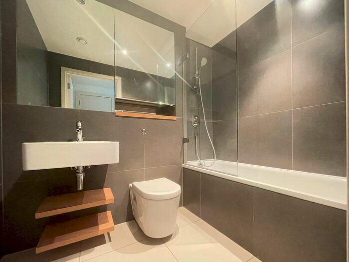 1 Bedroom Flat To Rent In Station Approach, Hayes, UB3
