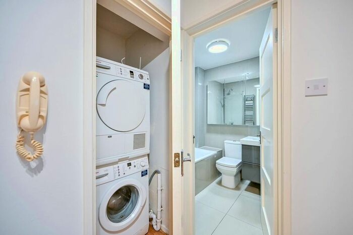 2 Bedroom Flat To Rent In Isis Close, West Putney, London, SW15