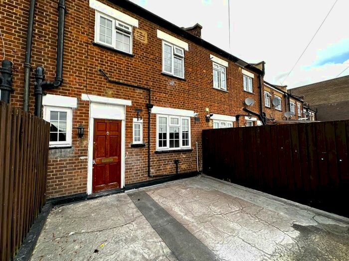 2 Bedroom Maisonette To Rent In High Street, Barkingside, Ilford, IG6