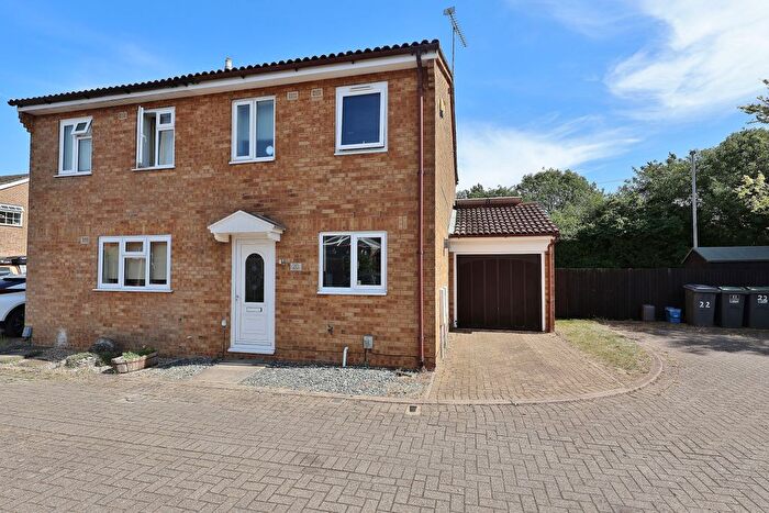 3 Bedroom Semi-detached House For Sale In Laxton Close, Luton, LU2