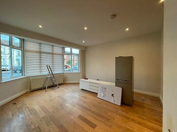 2 Bedroom Flat To Rent In Vaughan Avenue, London, NW4