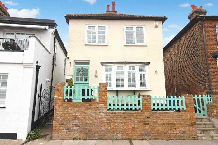 3 Bedroom Detached House For Sale In New Road, Leigh On Sea, SS9