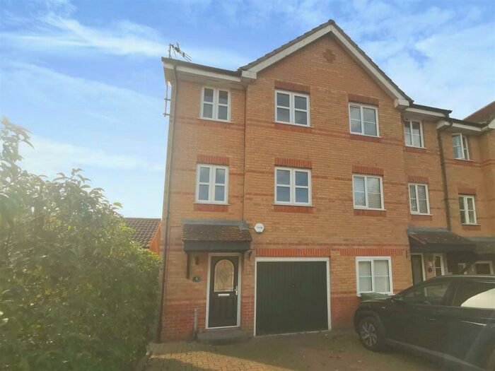 3 Bedroom House To Rent In Ellie Close, Stanford-Le-Hope, SS17