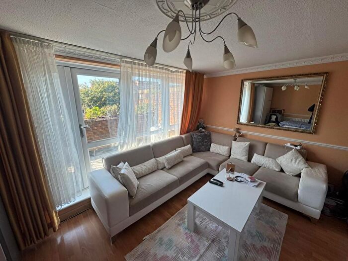 3 Bedroom Flat For Sale In The Sandlings, London, Area, N22