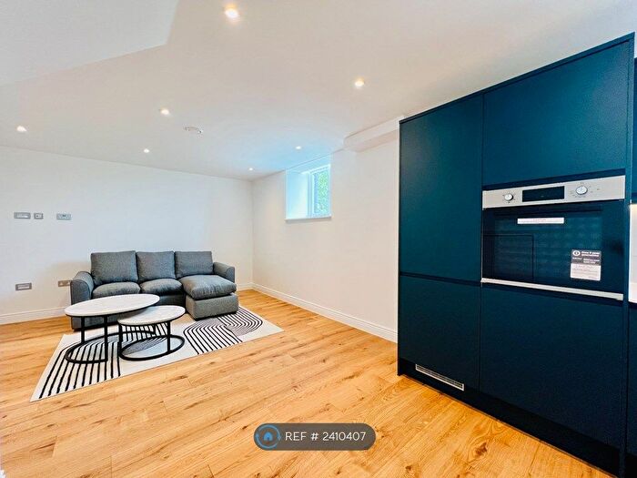 2 Bedroom Flat To Rent In Grove Park Road, London, W4