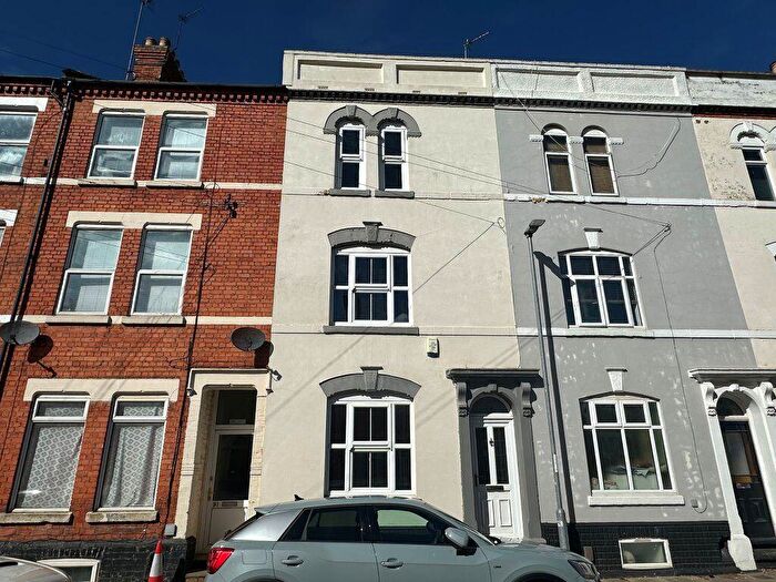 Studio To Rent In Colwyn Road - Northampton, NN1
