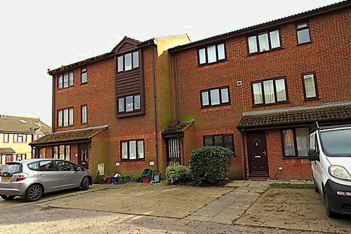 1 Bedroom Flat For Sale In Barnes Avenue, Southall, UB2