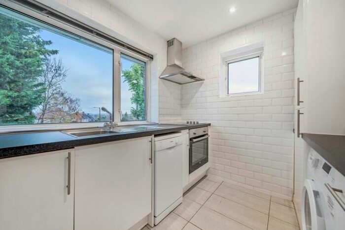 2 Bedroom Maisonette To Rent In Waterfall Close, London, N14