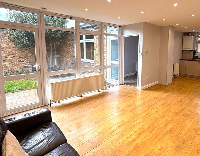 3 Bedroom Semi-Detached House To Rent In Dorrien Walk, London, SW16