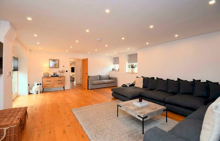 4 Bedroom Barn Conversion For Sale In Shannon, Kingstanding, Needwood, DE13
