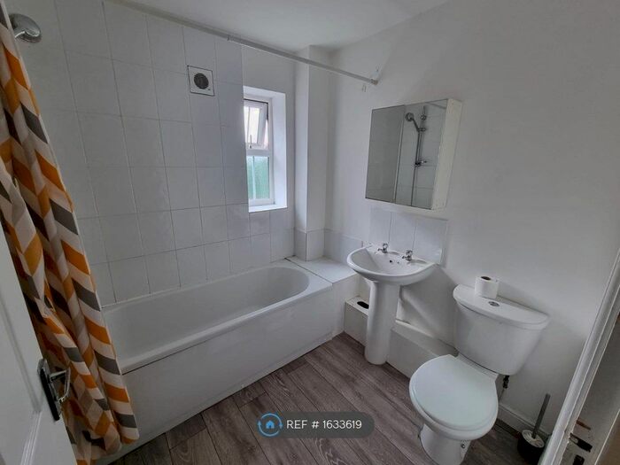 2 Bedroom Flat To Rent In Park View Lodge, Doncaster, DN4