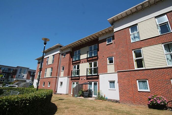 2 Bedroom Flat To Rent In Park View Road, Leatherhead, KT22