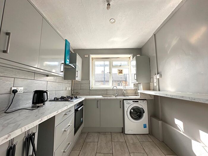 2 Bedroom Flat To Rent In Malcolm Road, Bethnal Green, E1