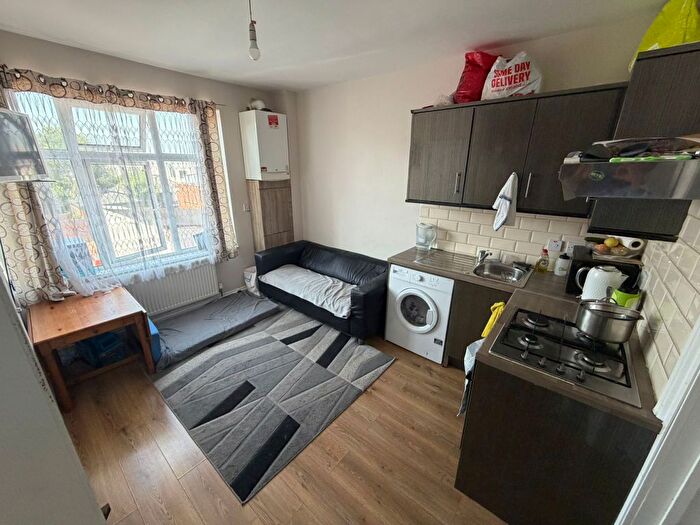 2 Bedroom Maisonette To Rent In Chingford Mount Road, Chingford, E4