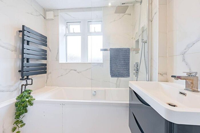 4 Bedroom Flat To Rent In Lewisham Hill, Blackheath, London, SE13