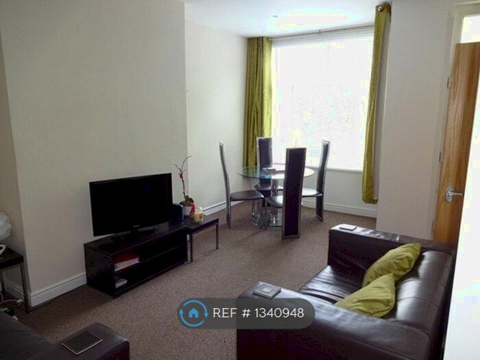 4 Bedroom End Of Terrace House To Rent In Talbot View, Leeds, LS4
