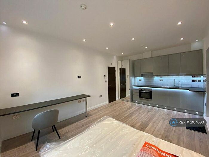Studio To Rent In Friern Park, London, N12