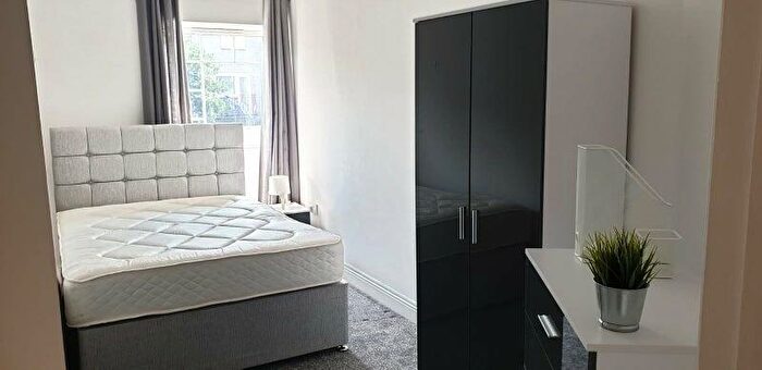 2 Bedroom Flat To Rent In Acland Road, Exeter, Devon, EX4