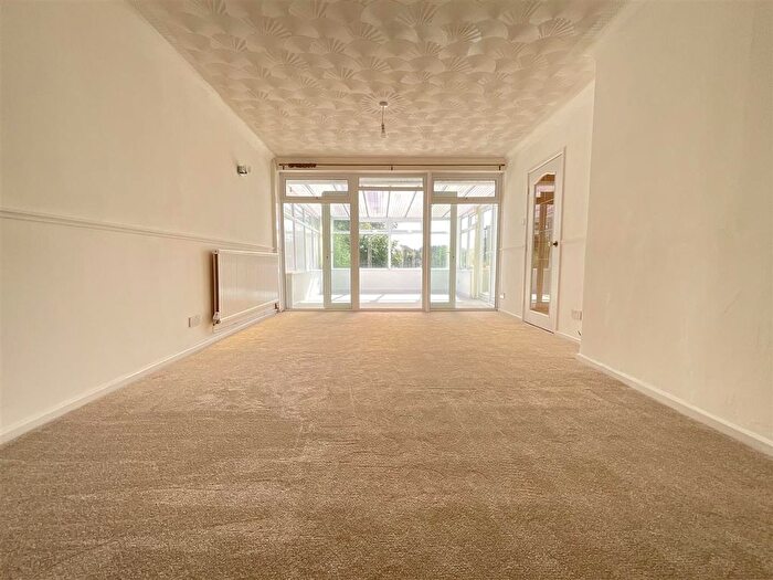 2 Bedroom Semi-detached Bungalow For Sale In Byward Drive, Scarborough, YO12