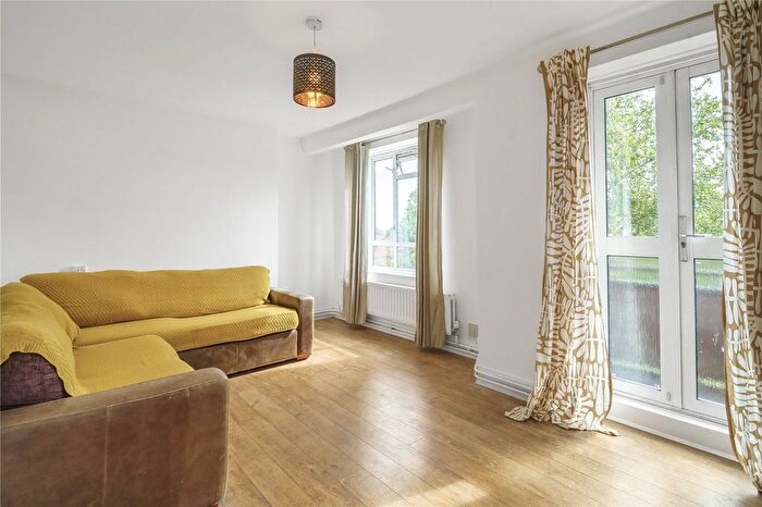 3 Bedroom Flat To Rent In Toland Square, London, SW15