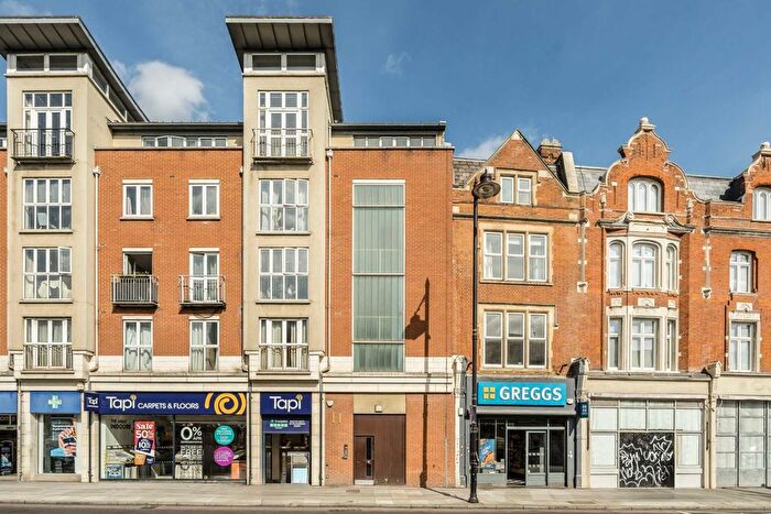2 Bedroom Flat To Rent In Clapham High Street, London, SW4