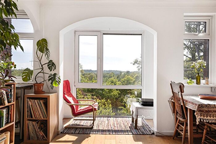 2 Bedroom Flat For Sale In Arnewood Close, London, SW15